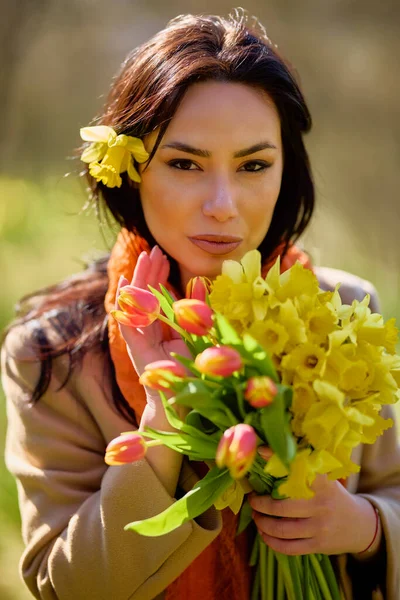 Retrato Uma Bela Mulher Jardim Com Gotas Neve Amarelas Dia — Fotografia de Stock