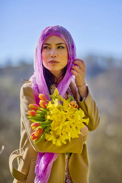 Portret Pięknej Kobiety Ogrodzie Żółtymi Kroplami Śniegu Wiosenny Dzień — Zdjęcie stockowe