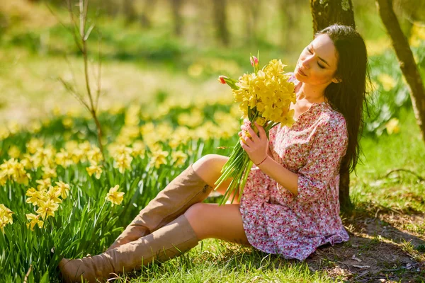 Portret Van Een Mooie Vrouw Een Tuin Met Gele Sneeuwklokjes — Stockfoto