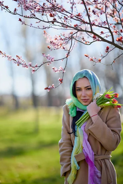 Красива Жінка Позує Квітучому Дереві Сонячний Весняний День — стокове фото
