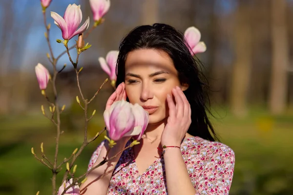 Portrait Beautiful Woman Posing Magnolia Sunny Spring Day — Stock Photo, Image