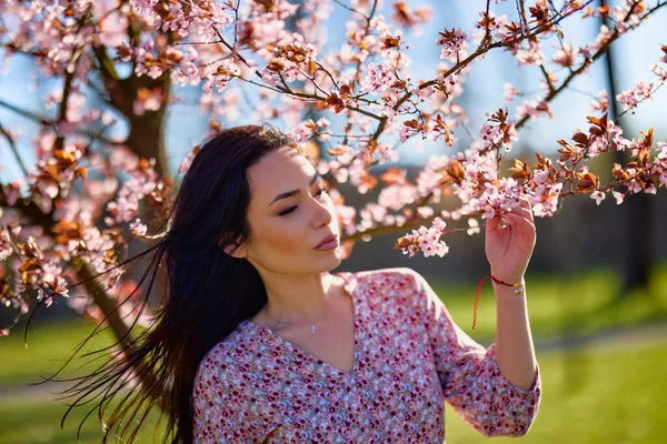 Portret Pięknej Kobiety Pozującej Przy Kwitnącym Drzewie Słoneczny Wiosenny Dzień — Zdjęcie stockowe