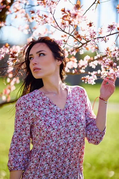 Portret Pięknej Kobiety Pozującej Przy Kwitnącym Drzewie Słoneczny Wiosenny Dzień — Zdjęcie stockowe
