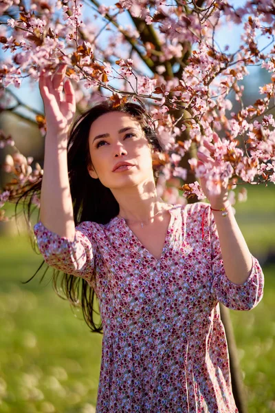 Porträt Einer Schönen Frau Die Einem Sonnigen Frühlingstag Vor Einem — Stockfoto