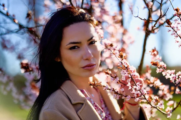 Портрет Красивої Жінки Позує Квітучому Дереві Сонячний Весняний День — стокове фото