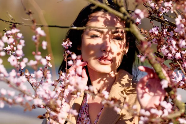 Портрет Красивої Жінки Позує Квітучому Дереві Сонячний Весняний День — стокове фото