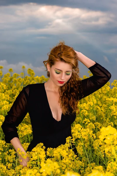 Die Schöne Frau Mit Den Langen Roten Haaren Einem Rapsfeld — Stockfoto