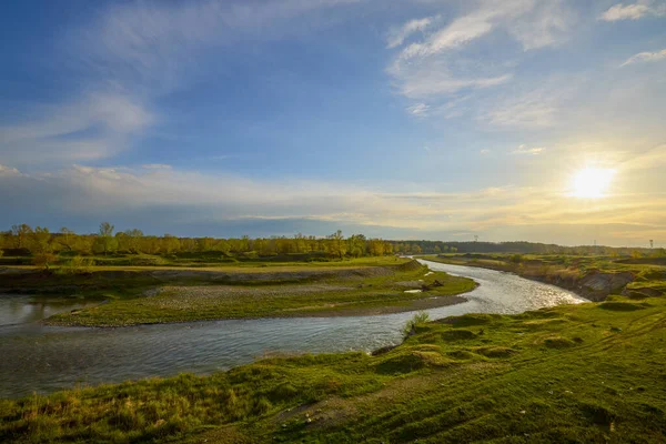 Pejzaż Rzeką Zachodzie Słońca Wiosenny Dzień — Zdjęcie stockowe