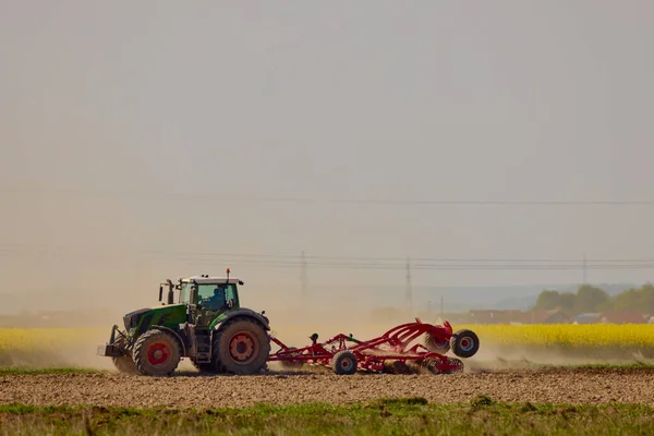 Traktor Zemědělském Poli Drtící Zemi Horkém Dni — Stock fotografie