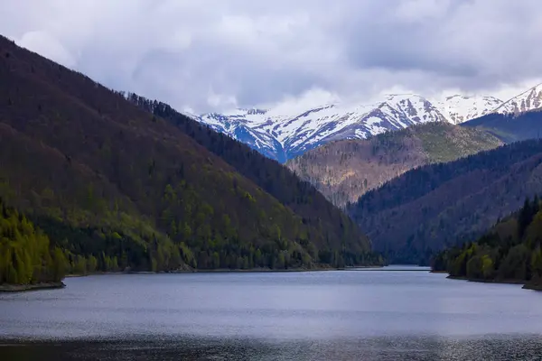 罗马尼亚喀尔巴阡山脉上有湖泊和高山的风景 — 图库照片