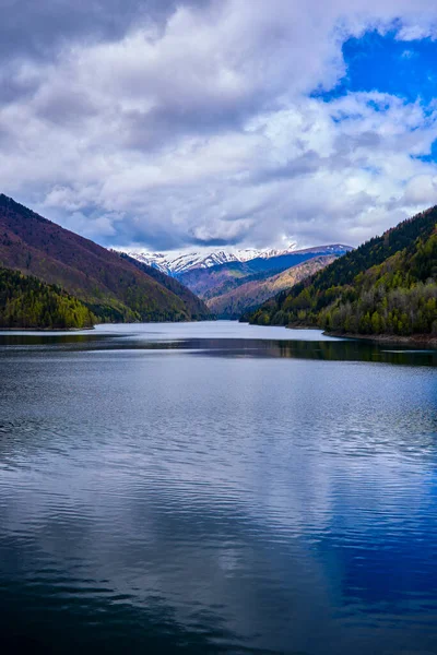 Romanya 'nın Karpat dağlarında bir göl ve dağ manzarası