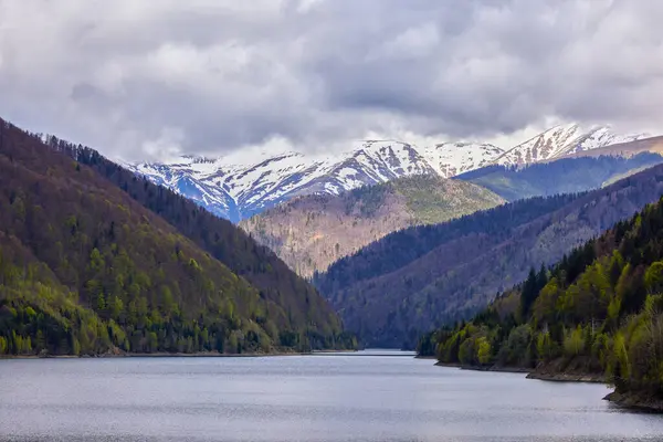 罗马尼亚喀尔巴阡山脉上有湖泊和高山的风景 — 图库照片