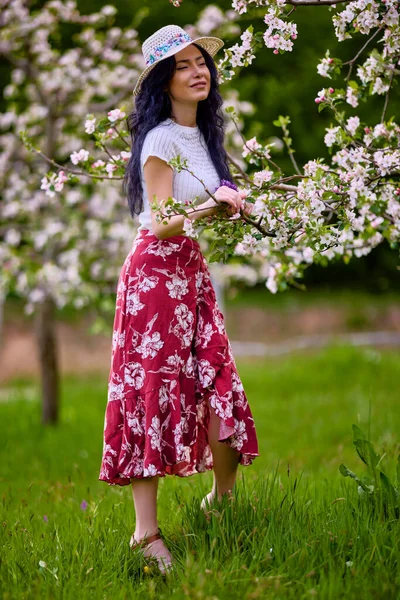 Portret Pięknej Brunetki Kobiety Kwitnącym Sadu Jabłoni — Zdjęcie stockowe