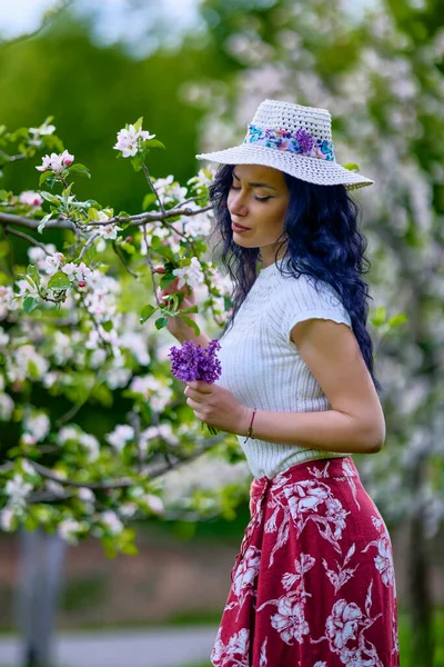Портрет Красивої Брюнетки Квітучому Яблучному Саду — стокове фото