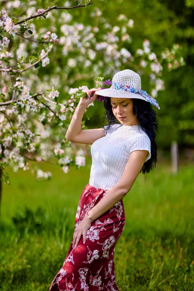 Çiçekli Bir Elma Bahçesinde Güzel Esmer Bir Kadının Portresi — Stok fotoğraf