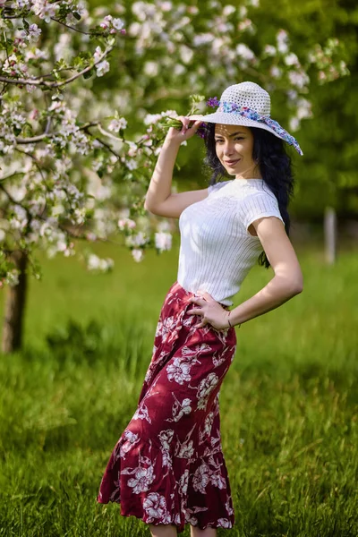 Porträtt Vacker Brunett Kvinna Blommande Äppelträdgård — Stockfoto
