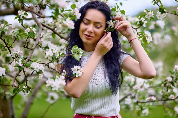 Porträtt Vacker Brunett Kvinna Blommande Äppelträdgård — Stockfoto