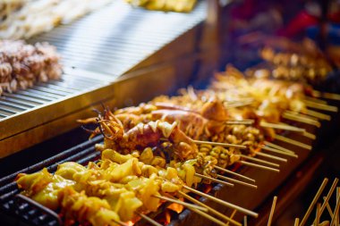 Bangkok Tayland 21-21 Mayıs 2023. Çin şehrinden görüntüler, geceleri gıda pazarı..