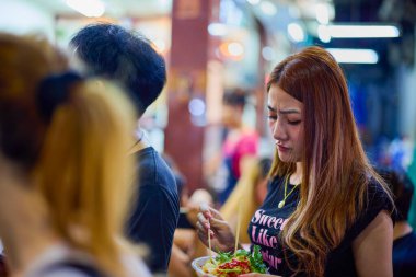 Bangkok Tayland 21-21 Mayıs 2023. Çin şehrinden görüntüler, geceleri gıda pazarı..