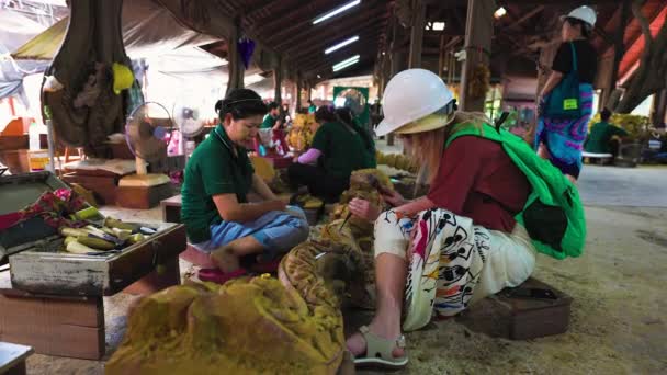 Паттайя Таиланд Мая 2023 Года Видео Европейским Туристом Обучающимся Резьбе — стоковое видео