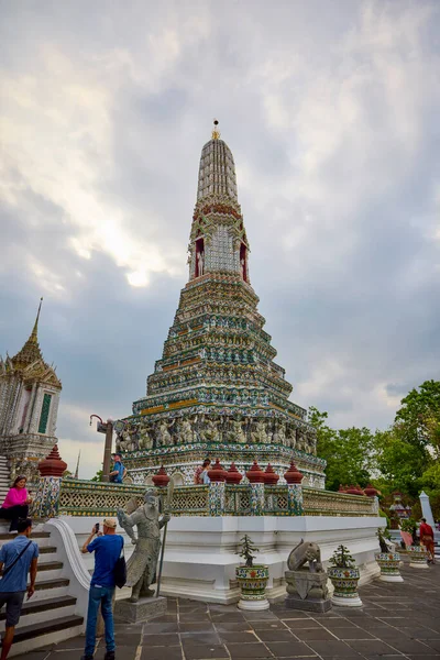 Bangkok Tayland 23 Mayıs 2023 Wat Arun Ratchawararam, Bangkok 'un en ünlü Budist tapınaklarından biridir..