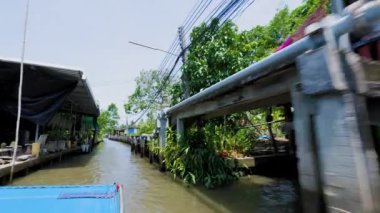 Damnoen Saduak - Tayland 23 Mayıs 2023. Damnoen Saduak 'ın kanallarında Tekne ile yüzen pazar.