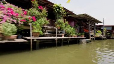 Damnoen Saduak - Tayland 23 Mayıs 2023. Damnoen Saduak 'ın kanallarında Tekne ile yüzen pazar.