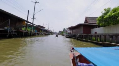 Damnoen Saduak - Tayland 23 Mayıs 2023. Damnoen Saduak 'ın kanallarında Tekne ile yüzen pazar.