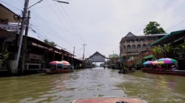 Damnoen Saduak - Tayland 23 Mayıs 2023. Damnoen Saduak 'ın kanallarında Tekne ile yüzen pazar.