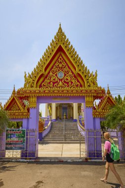 Damnoen Saduak - Tayland 23 Mayıs 2023 Damnoen Saduak görüntüleri nehir kıyısında yer alan tapınaklar.