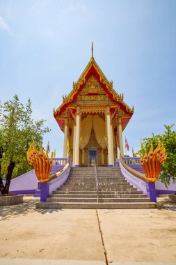 Damnoen Saduak - Tayland 23 Mayıs 2023 Damnoen Saduak görüntüleri nehir kıyısında yer alan tapınaklar.