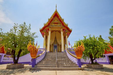 Damnoen Saduak - Tayland 23 Mayıs 2023 Damnoen Saduak görüntüleri nehir kıyısında yer alan tapınaklar.