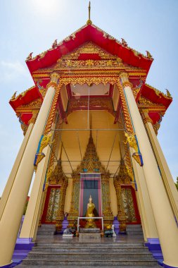 Damnoen Saduak - Tayland 23 Mayıs 2023 Damnoen Saduak görüntüleri nehir kıyısında yer alan tapınaklar.