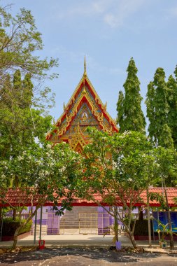 Damnoen Saduak - Tayland 23 Mayıs 2023 Damnoen Saduak görüntüleri nehir kıyısında yer alan tapınaklar.