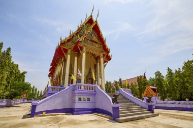 Damnoen Saduak - Tayland 23 Mayıs 2023 Damnoen Saduak görüntüleri nehir kıyısında yer alan tapınaklar.