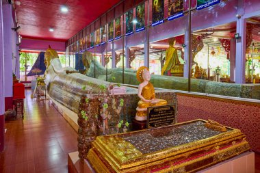 Damnoen Saduak - Tayland 23 Mayıs 2023 Damnoen Saduak görüntüleri nehir kıyısında yer alan tapınaklar.