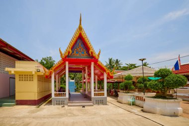 Damnoen Saduak - Tayland 23 Mayıs 2023 Damnoen Saduak görüntüleri nehir kıyısında yer alan tapınaklar.