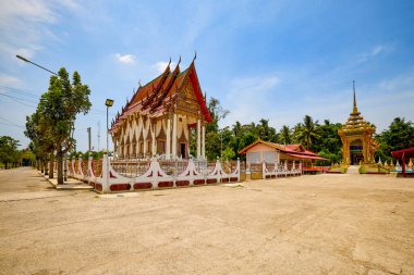 Damnoen Saduak - Tayland 23 Mayıs 2023 Damnoen Saduak görüntüleri nehir kıyısında yer alan tapınaklar.