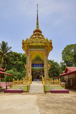 Damnoen Saduak - Tayland 23 Mayıs 2023 Damnoen Saduak görüntüleri nehir kıyısında yer alan tapınaklar.