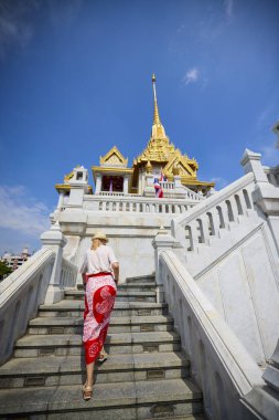 Bangkok Tayland 24 Mayıs 2023. Altın Buda heykeliyle ünlü tapınak Wat Traimit 'ten görüntüler..