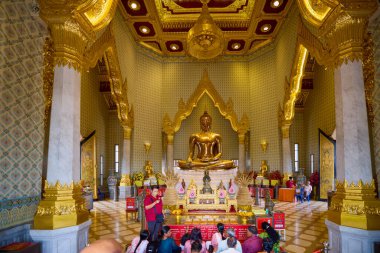 Bangkok Tayland 24 Mayıs 2023. Altın Buda heykeliyle ünlü tapınak Wat Traimit 'ten görüntüler..