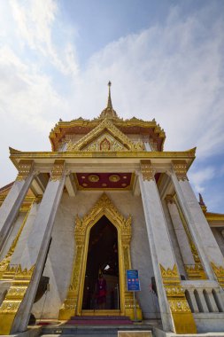 Bangkok Tayland 24 Mayıs 2023. Altın Buda heykeliyle ünlü tapınak Wat Traimit 'ten görüntüler..