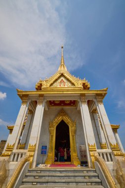 Bangkok Tayland 24 Mayıs 2023. Altın Buda heykeliyle ünlü tapınak Wat Traimit 'ten görüntüler..