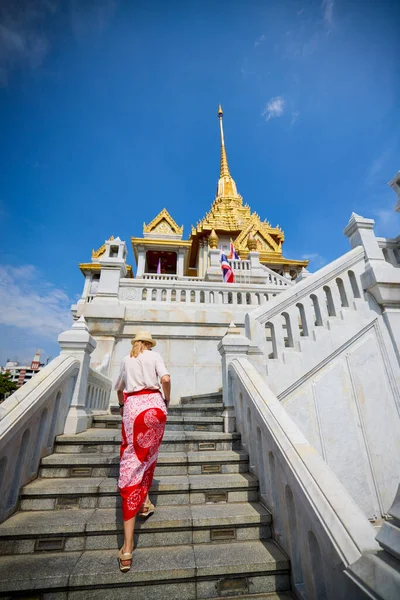 Bangkok Tayland 24 Mayıs 2023. Altın Buda heykeliyle ünlü tapınak Wat Traimit 'ten görüntüler..