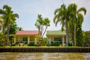 Damnoen Saduak - Tayland 23 Mayıs 2023. Damnoen Saduak 'ın kanallarında Tekne ile yüzen pazar.