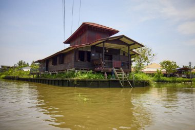 Damnoen Saduak - Tayland 23 Mayıs 2023. Damnoen Saduak 'ın kanallarında Tekne ile yüzen pazar.