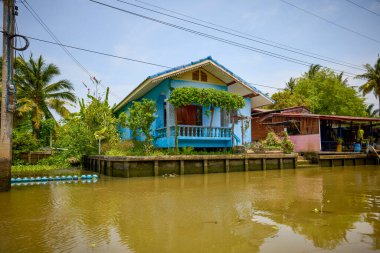 Damnoen Saduak - Tayland 23 Mayıs 2023. Damnoen Saduak 'ın kanallarında Tekne ile yüzen pazar.