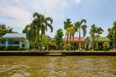 Damnoen Saduak - Tayland 23 Mayıs 2023. Damnoen Saduak 'ın kanallarında Tekne ile yüzen pazar.