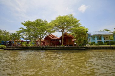 Damnoen Saduak - Tayland 23 Mayıs 2023. Damnoen Saduak 'ın kanallarında Tekne ile yüzen pazar.