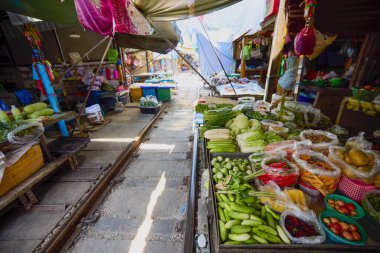 Mekong Tayland 23-23 Mayıs 2023 Maeklong Tren İstasyonu sebze ve meyve pazarından görüntüler.